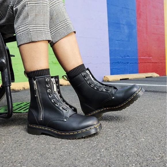 Dr. MARTENS ‘Air Wair’ 🆕 1460 8-Eye Boot - Black Classic Combat Boot. Size 39 🔥 - Picture 3 of 16